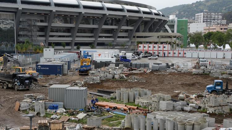 Les travaux en cours, autour du stade Maracana de Rio de Janeiro, le 31 mai 2013 [Vanderlei Almeida / AFP]