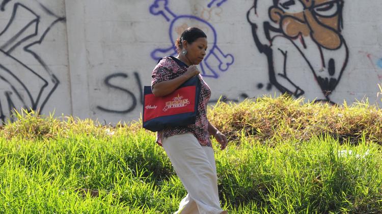 Une Hondurienne dans lun quartier de Tegucigalpa contrôlé par les gangs Mara, le 31 mai 2013 [Orlando Sierra / AFP]
