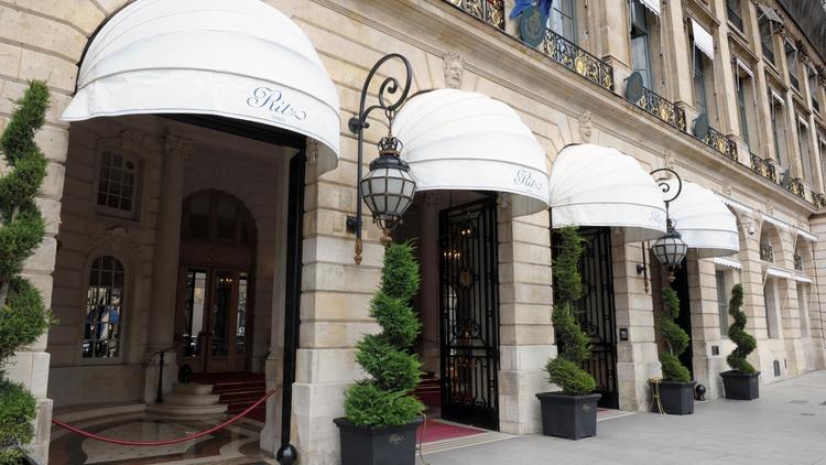 Dans un ultime ballet de bagages place Vendôme à Paris, les riches habitués du Ritz disent au revoir à contre-coeur à leur palace parisien préféré. A partir de ce mercredi et pour deux ans, le prestigieux établissement ferme ses portes pour une cure de jouvence.[AFP]