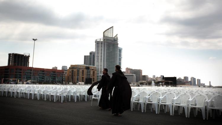 Des moines Franciscains visitent le site où le pape Benoît XVI prononcera une messe, le 13 septembre 2012 à Beyrouth [Patrick Baz / AFP]