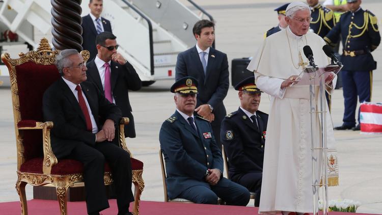 Le pape Benoît XVI (d) donne un discours le 14 septembre 2012 à son arrivée à l'aéroport de Beyrouth [Joseph Eid / AFP]