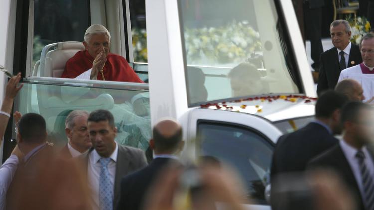 Le pape salue depuis sa "papamobile" les habitants du village de Bkerké, près de Beyrouth, le 15 septembre 2012 [ / AFP]