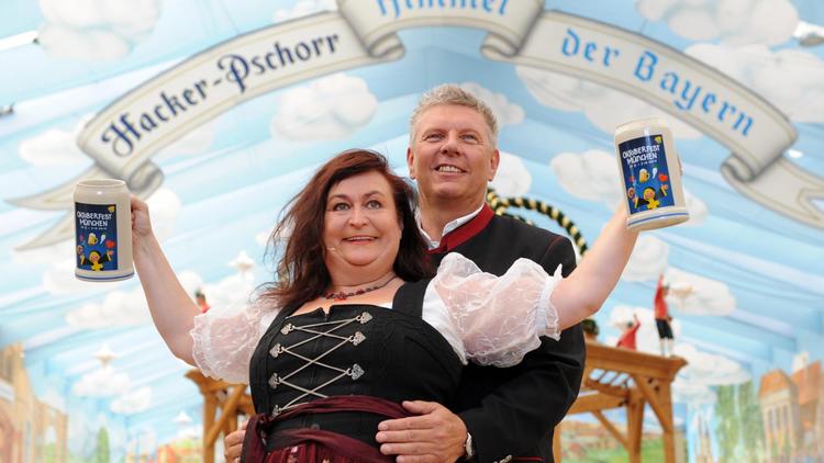 L'artiste de cabaret Lizzy Aumeier et le directeur de l'Oktoberfest Dieter Reiter lèvent leurs choppes, le 28 août 2012 , à Munich [Tobias Hase / DPA/AFP/Archives]