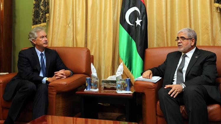 Rencontre entre le Premier ministre libyen Mustafa Abu Shagur (d) et le secrétaire d'Etat adjoint américain William Burns (g), le 20 septembre 2012 à Tripoli [Mahmud Turkia / AFP]