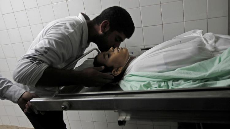 Un palestinien dit adieu à  Hmeid Abu Daqqa à la morgue de l'hôpital de Khan Yunis, le 8 novembre 2012 [Said Khatib / AFP]
