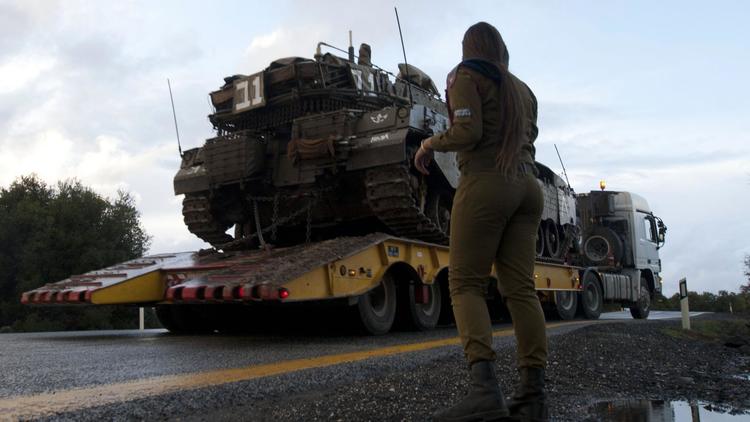 Un soldat israélien surveille le 11 novembre 2012 le repositionnement d'un tank sur le plateau du Golan, occupé par Israël [Jalaa Marey / AFP]