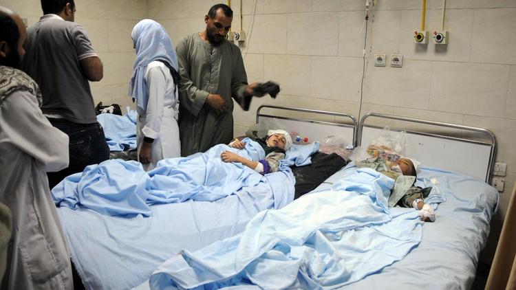 Des enfants égyptiens blessés dans un hôpital d'Assiout après la collission meurtrière entre un bus et un train, le 17 novembre 2012 [- / AFP]