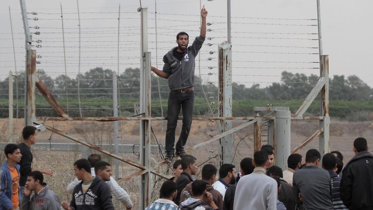 Des jeunes Palestiniens manifestent à la frontière entre Gaza et Israël  près de Khan Younès, le 23 novembre 2012 [Said Khatib / AFP]