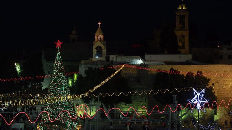 Le sapin de Noël devant l'église de la Nativité, à Bethléem, le 23 décembre 2012 [Musa al Shaer / AFP]