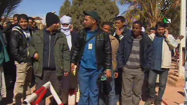 Capture d'écran montrant des otages algériens libérés après l'intervention des forces spéciales algériennes, le 18 janvier 2013 [ / AL-JAZAIRIA 3/AFP]