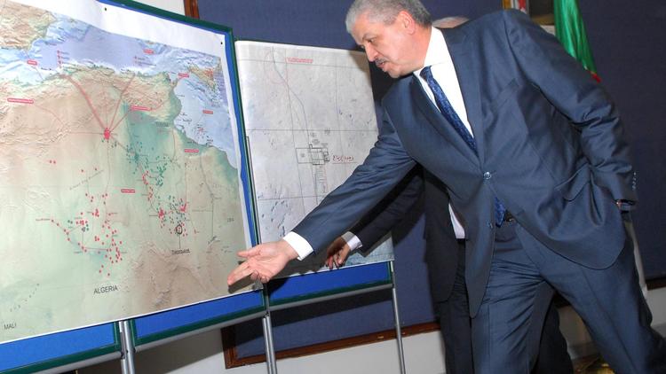 Le Premier ministre Abdelmalek Sellal devant une carte de l'Afrique lors de sa conférence de presse  le 21 janvier 2013 à Alger [- / AFP]
