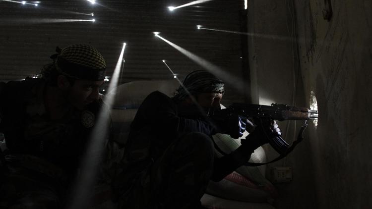 Deux rebelles syriens le 18 octobre 2012 dans la ville d'Alep, au nord du pays [Javier Manzano / AFP/Archives]
