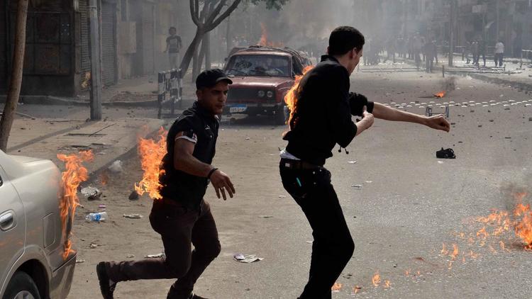 Des coptes, les vêtements en feu après une attaque par des hommes non identifiés, le 7 avril 2013 au Caire [Mohammed al-Shahed / AFP]