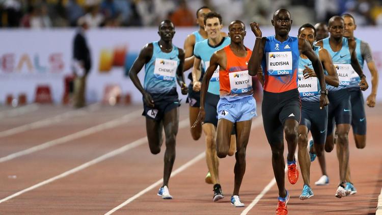 Le Kenyan David Rudisha en tête du 800 m de la 1re étape de la Ligue de diamant à Doha (Qatar), le 10 mai 2013 [Karim Jaafar / AFP]