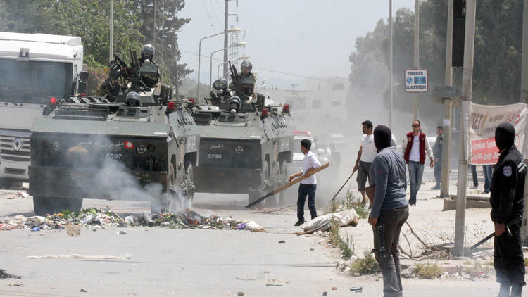 La police tunisienne lors de heurts avec des salafistes à Ettadhamen, à l'ouest de Tunis, le 19 mai 2013 [Khalil / AFP]