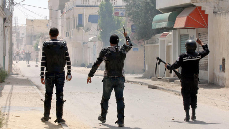 Des policiers tunisiens affrontent des partisans du mouvement salafiste jihadiste Ansar Ashariaa, le 19 mai 2013 à Cité Ettadhamen [Khalil / AFP]