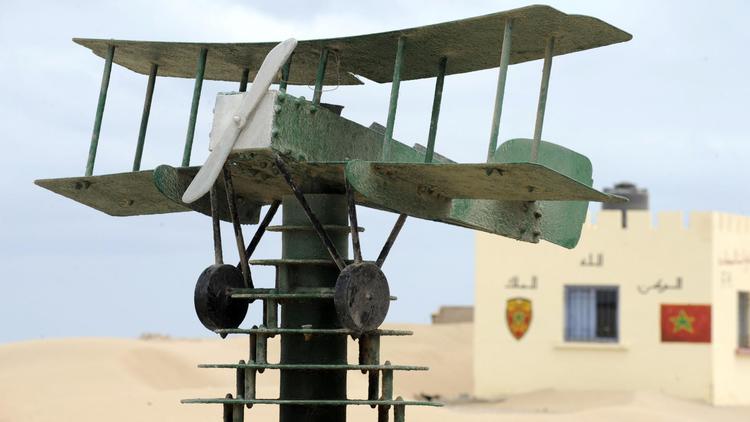 Une maquette d'avion à l'entrée du musée consacré au service de l'aéropostal et à l'écrivain Antoine de Saint Exupéry, le 14 mai 2013 à Tarfaya, au sud-ouest du Maroc [Fadel Senna / AFP]