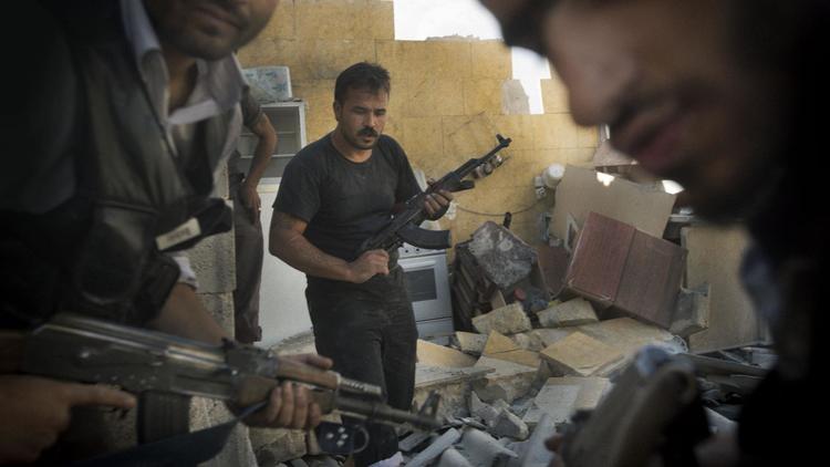 Des rebelles syriens combattent le 27 mai 2013 à Alep [Ricardo Garcia Vilanova / AFP]