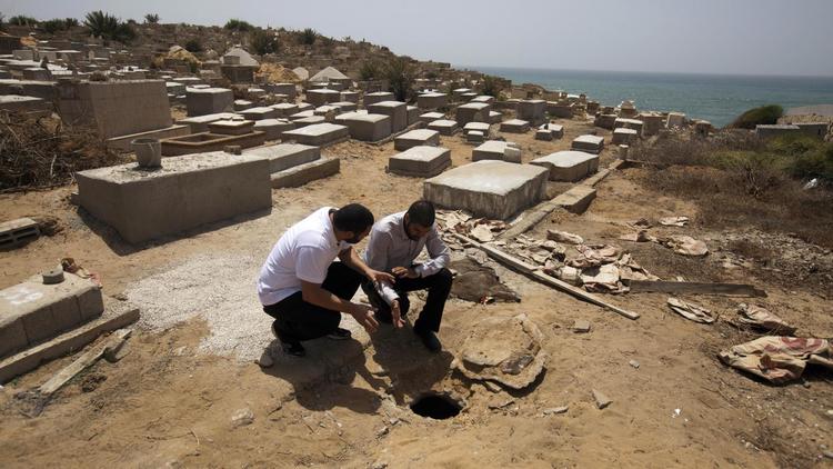 Le cimetière du quartier de Jaffa, à Tel Aviv, où une fosse commune a été découverte, le 31 mai 2013 [Ahmad Gharabli / AFP]