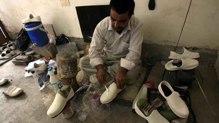Un Kurde dans son atelier de fabrication de "klash", la traditionnelle espadrille kurde, à Halabja, au Kurdistan irakien, le 16 mars 2013 [Ali al-Saadi / AFP]