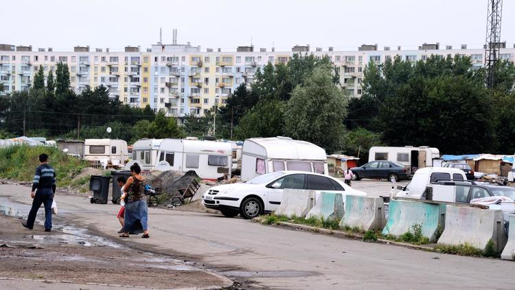 Un campement de Roms établi sur un terrain appartenant à l'Etat et à la communauté urbaine de Lille était en cours d'évacuation jeudi à Hellemmes dans l'agglomération lilloise.[AFP]