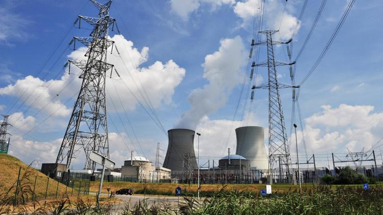 L'arrêt du réacteur numéro 3 de la centrale nucléaire de Doel, dans le nord de la Belgique, a été prolongé d'un mois, jusqu'à la fin septembre, afin de permettre les analyses sur les "potentielles fissures" de sa cuve, a indiqué mardi l'électricien Electrabel (GDF Suez).[AFP]