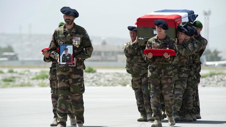 François Hollande interrompt samedi pour quelques heures ses vacances au Fort de Brégançon, le temps de présider l'hommage national qui sera rendu au 88ème soldat français mort en Afghanistan sur la place d'armes du 7e régiment de chasseurs alpins (7e BCA) de Varces, en Isère.[ECPAD]