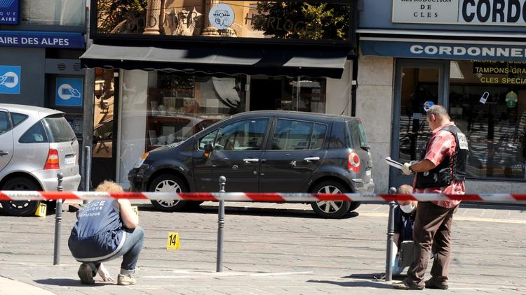 Le 4X4 à bord duquel quatre malfaiteurs armés avaient pris la fuite vendredi après le braquage d'une bijouterie dans le centre de Grenoble, a été retrouvé incendié samedi soir, a-t-on appris lundi auprès du parquet, confirmant une information du Dauphiné Libéré.[AFP]