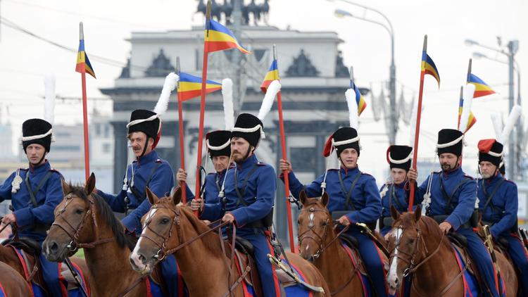 Une vingtaine de cosaques russes sont partis dimanche de Moscou à cheval en direction de Paris, un voyage de plus de 2.500 kilomètres visant à marcher sur les traces de leurs ancêtres qui avaient poursuivi Napoléon Ier en 1812 après sa campagne en Russie.[AFP]