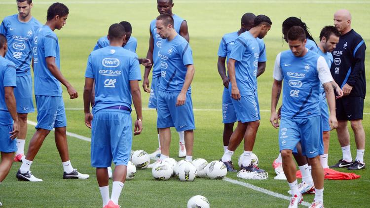 Le sélectionneur de l'équipe de France Didier Deschamps devrait s'appuyer sur un duo d'attaque Benzema-Giroud et un système en 4-4-2 pour son premier match à la tête des Bleus contre l'Uruguay, mercredi en amical, selon la mise en place tactique effectuée mardi.[AFP]