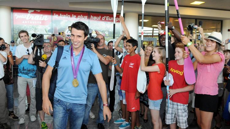 Le triple champion olympique de canoë Tony Estanguet a été reçu en héros, sous une haie d'honneur de pagaies de ses amis kayakistes, par plusieurs centaines de personnes mardi soir à son retour à Pau.[AFP]