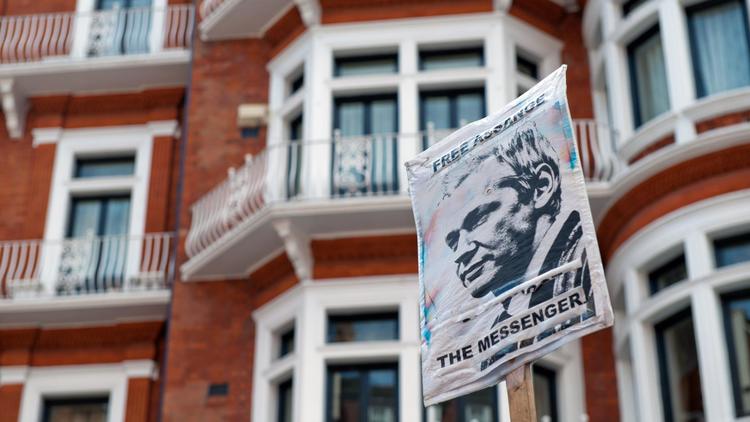 Le cas de Julian Assange, toujours retranché dans l'ambassade d'Equateur à Londres, nourrisait à la fois samedi de nombreux propos diplomatiques, et les spéculations sur la manière dont il pourrait, sans être arrêté, tenir sa promesse d'apparaître publiquement dimanche.[AFP]