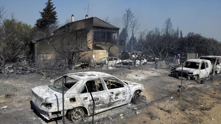 L'important incendie qui ravageait dimanche les environs d'Orgon (Bouches-du-Rhône) était maîtrisé lundi matin mais restait sous la surveillance de 700 pompiers, après avoir parcouru plus de 900 hectares de végétation.[AFP]
