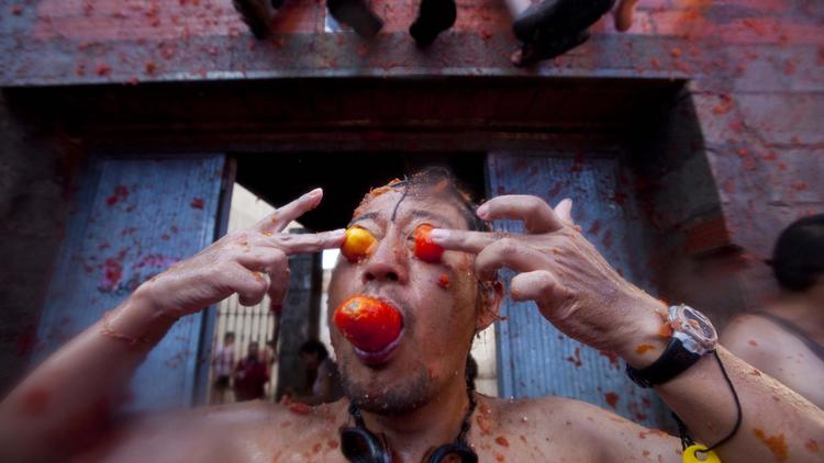 Plus de 40.000 jeunes venus du monde entier se sont jetés mercredi matin quelque 120 tonnes de tomates à la figure dans une atmosphère de fête survoltée, pour la traditionnelle "Tomatina", dans la petite ville espagnole de Bunol.[AFP]