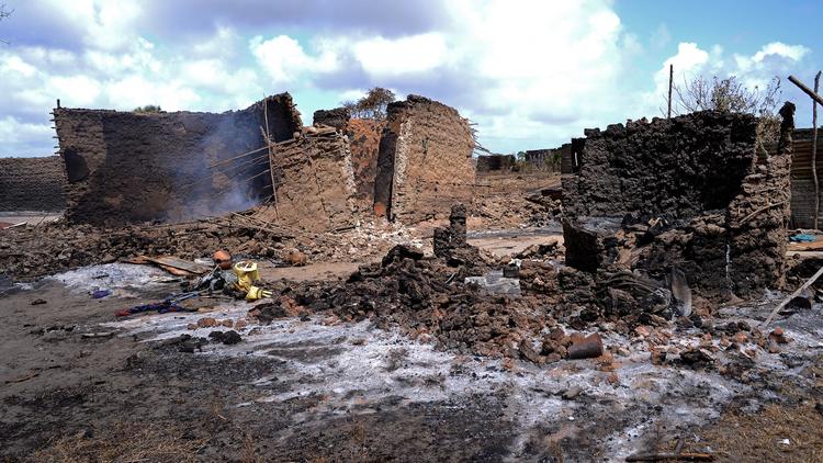 Une maison réduite en fumée, le 12 septembre 2012  à Kilelengwani, un village de la région kényane de Tana River, en proie à des tueries entre tribus [Carl de Souza / AFP/Archives]