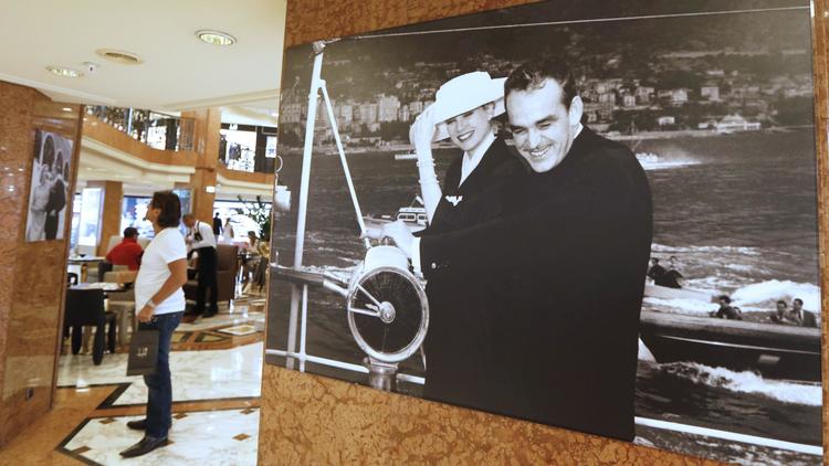 Une photo de la princesse Grace de Monaco et de son mari le prince Rainier dans une exposition lui rendant hommage [Valery Hache / AFP]