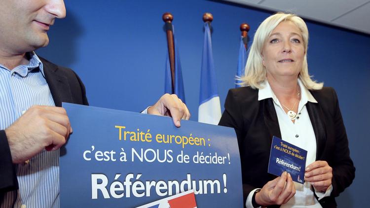 La présidente du Front national, Marine Le Pen, présente, aux côtés de Florian Philippot, vice-président, la campagne de son parti contre le traité budgétaire européen, à Nanterre, le 14 septembre 2012 [Jacques Demarthon / AFP]