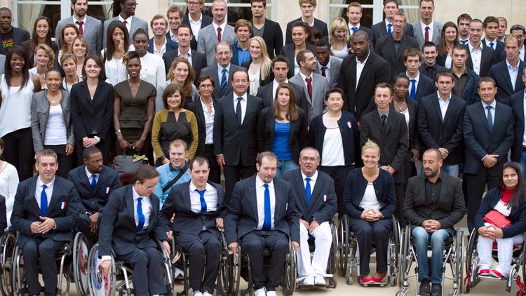 François Hollande (c) avec les athlètes des jeux Olympiques et Paralympiques de Londres, le 17 septembre 2012 au palais de l'Elysée à Paris [Bertrand Langlois / AFP]