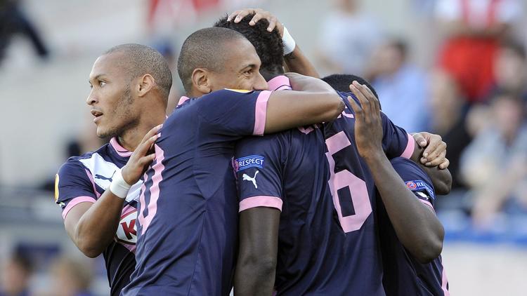 Les joueurs de Bordeaux se félicitent après leur large succès (4-0) face à Bruges en Europa League, le 20 septembre 2012, à Bordeaux. [Jean-Pierre Muller / AFP]