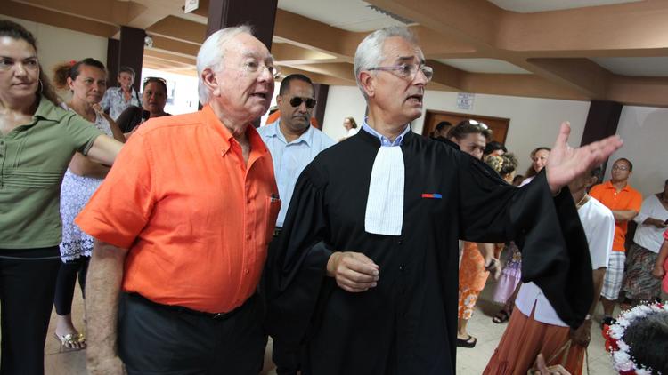 Gaston Flosse et son avocat Jean-Yves Le Borgnele 24 septembre 2012 à Papeete [Gregory Boissy / AFP]