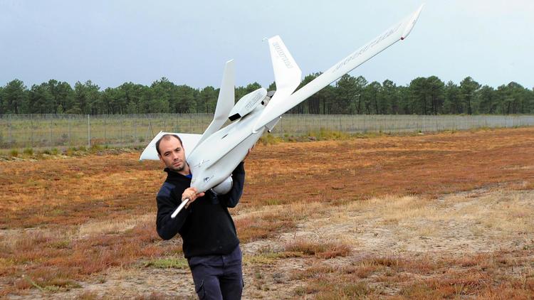 Un employé d'Aerovision porte le drone fulmar, le 25 septembre 2012 à Merignac [Pierre Andrieu / AFP]