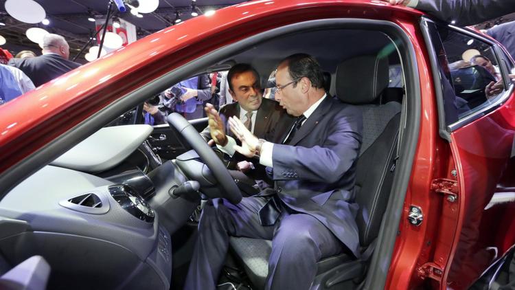 François Hollande (d) et Carlos Ghosn, patron de Renault, le 28 septembre 2012 au Salon de l'Automobile à Paris [Philippe Wojazer / Pool/AFP]