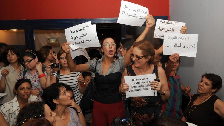 Rassemblement de soutien à une Tunisienne violée par des policiers à Tunis, le 28 septembre 2012 [Fethi Belaid / AFP]