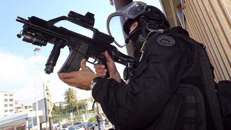 Un policier du GIPN lors de l'opération de police le 6 octobre 2012 à Cannes [Jean Christophe Magnenet / AFP/Archives]