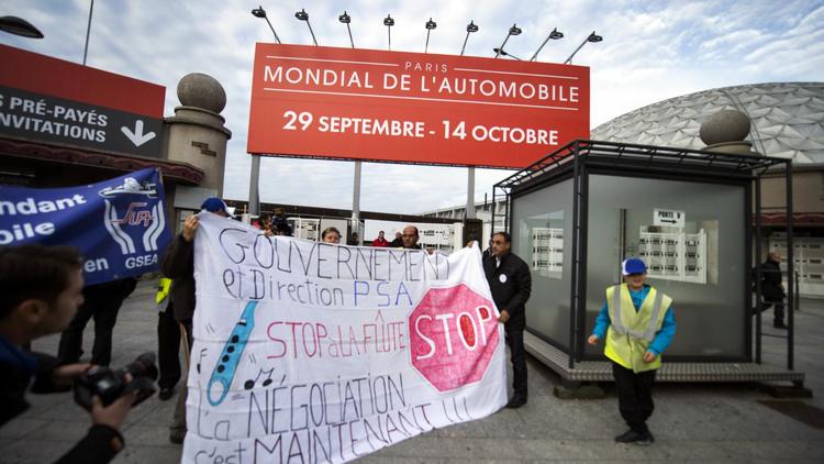 Manifestation d'employés de PSA, le 6 octobre 2012, à l'occasion du Mondial de l'automobile à Paris [Lionel Bonaventure / AFP/Archives]