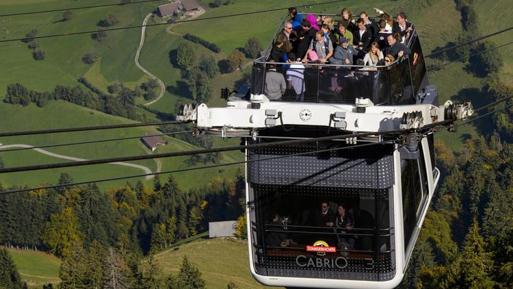Une cabine téléphérique à ciel ouvert, unique au monde, conduit les touristes au Stanserhorn près de Lucerne, le 6 octobre 2012 [Fabrice Coffrini / AFP/Archives]