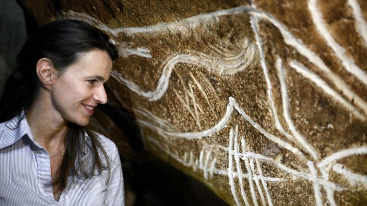 La ministre de la Culture Aurélie Filippetti participe à la pose de la première "main" de l'espace de restitution de la grotte Chauvet, le 12 octobre à Vallon-Pont-d'Arc [Jeff Pachoud / AFP]