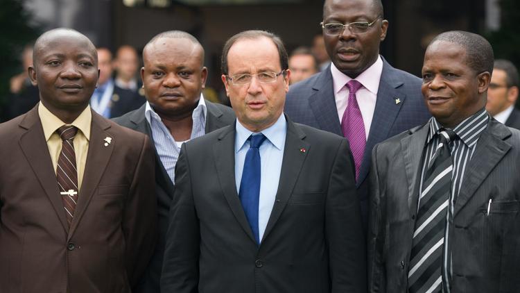 François Hollande entouré de membres d'ONG congolaises qu'il a rencontré le 13 octobre 2012 à la résidencede l'ambassadeur de France à Kinshasa [Bertrand Langlois / AFP]
