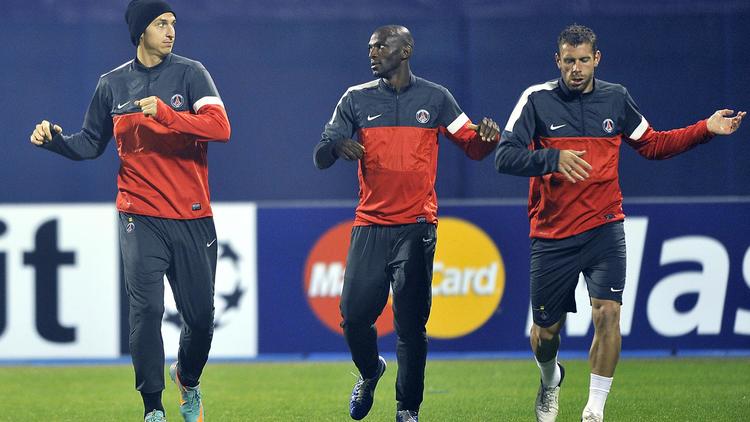 Les joueurs du PSG Zlatan Ibrahimovic, Zoumana Camara et Sylvain Armand, le 23 octobre 2012 à Zagreb. [Hrvoje Polan / AFP]