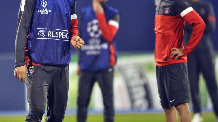 L'attaquant du PSG Zlatan Ibrahimovic et son coéquipier Javier Pastore, à l'entraînemet le 23 octobre 2012 à Zagreb. [Hrvoje Polan / AFP]